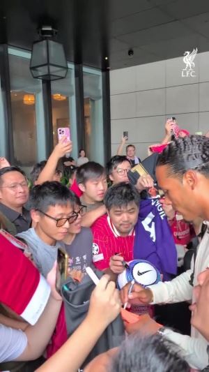 太宠粉了🥰范迪克抵达酒店后，立即满足中国球迷的签名合影要求