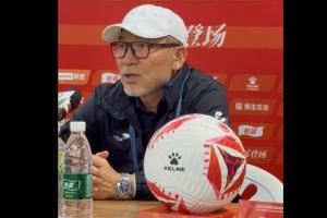 张外龙:这批球员能力很强能通过中超进国家队 明年合同还没消息