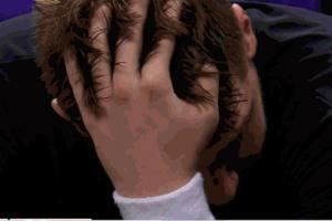 旅途奔波！东契奇连续挠头整理发型 面部表情涣散显得很疲惫